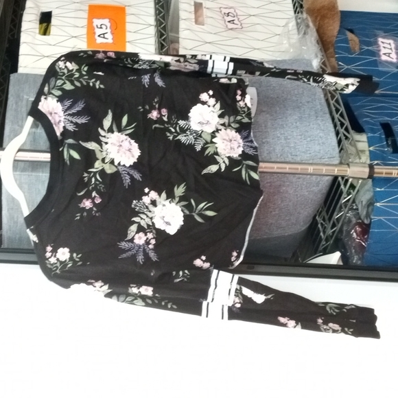 Women's size medium crop top - Picture 3 of 3